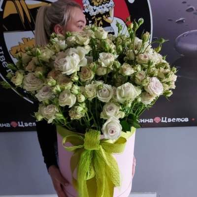 Корзины и коробки с кустовыми розами