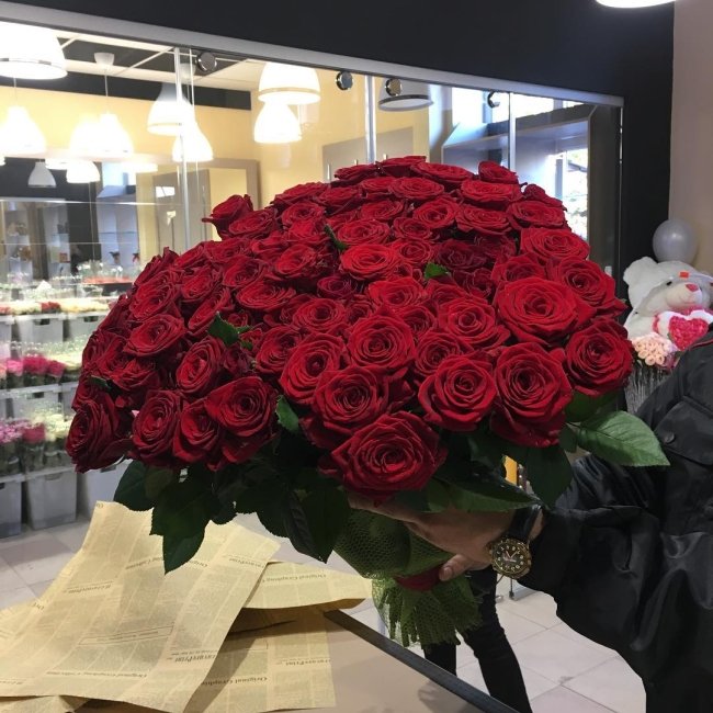 Роза Ред Наоми (красная). Букет из 75 роз. Высота 50 см