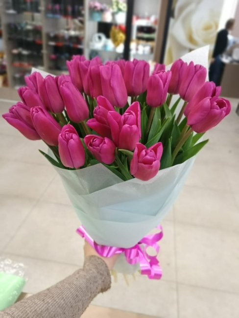 Букет из 101 тюльпана. малиновый