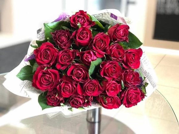 Роза Кон Аморе. Букет из 21 розы. Высота 70 см