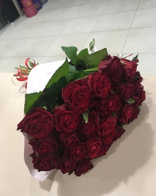 Роза Кон Аморе. Букет из 35 роз. Высота 70 см