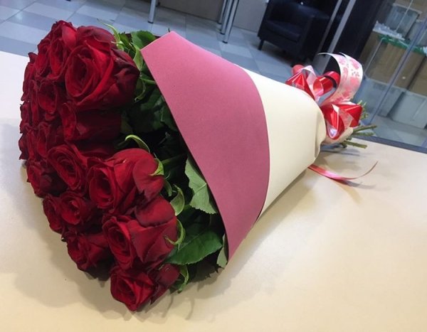 Роза Ред Наоми (красная). Букет из 25 роз. Высота 60 см