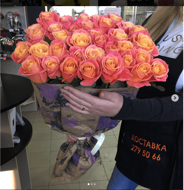 Роза Мисс Пигги (розово-желтая). Букет из 35 роз. Высота 50 см