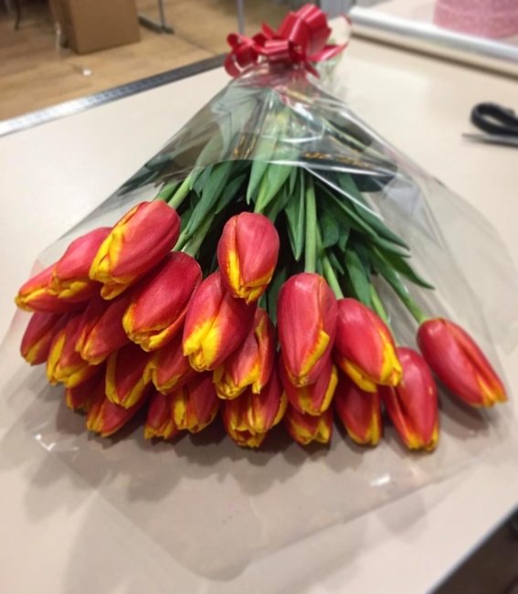 Букет из 35 тюльпанов. красно-желтый
