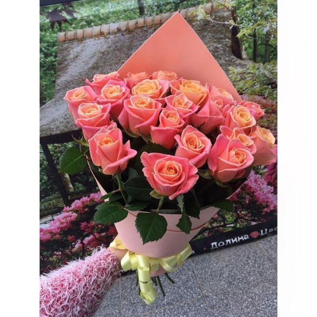 Роза Мисс Пигги (розово-желтая). Букет из 21 розы. Высота 50 см