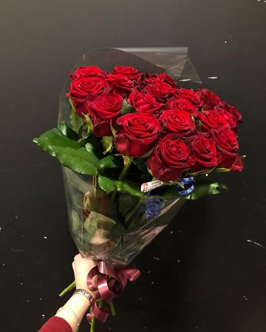 Роза Кон Аморе. Букет из 21 розы. Высота 50 см