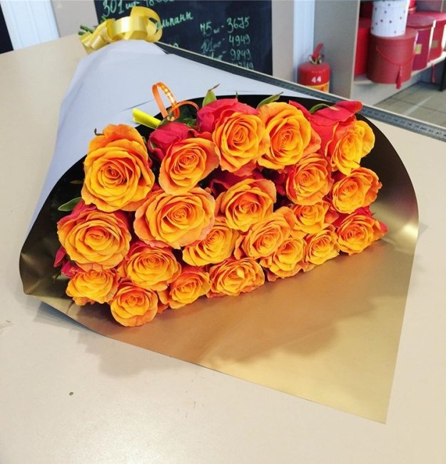 Роза Испания. Букет из 75 роз. Высота 40 см
