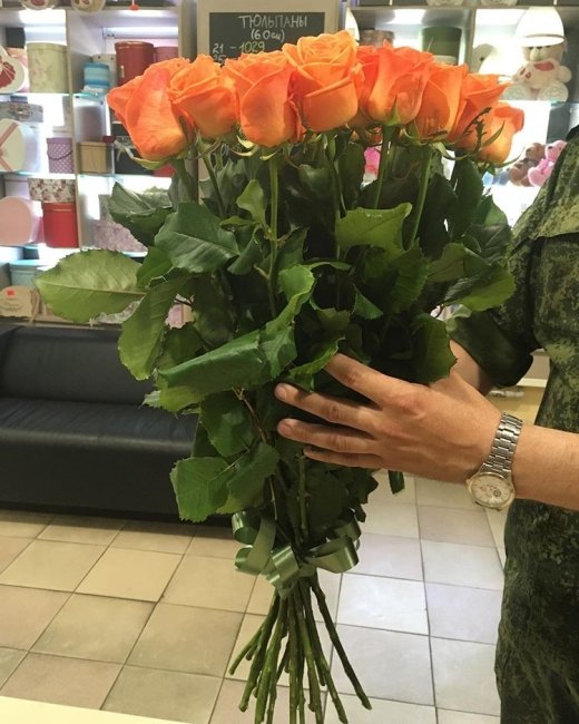 Роза Вау (оранжевая). Букет из 25 роз. Высота 70 см