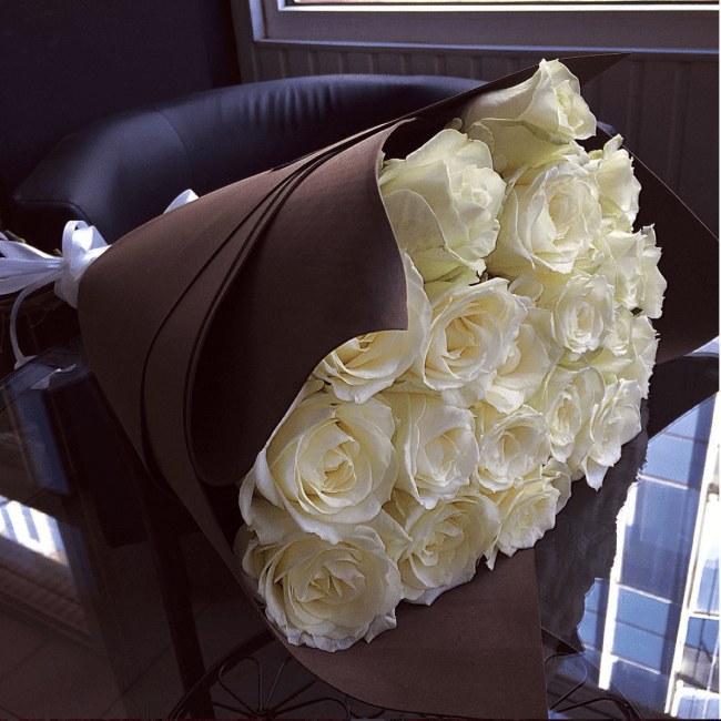 Роза Аваланж (белая). Букет из 25 роз. Высота 50 см