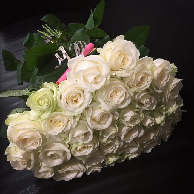 Роза Аваланж (белая). Букет из 35 роз. Высота 70 см