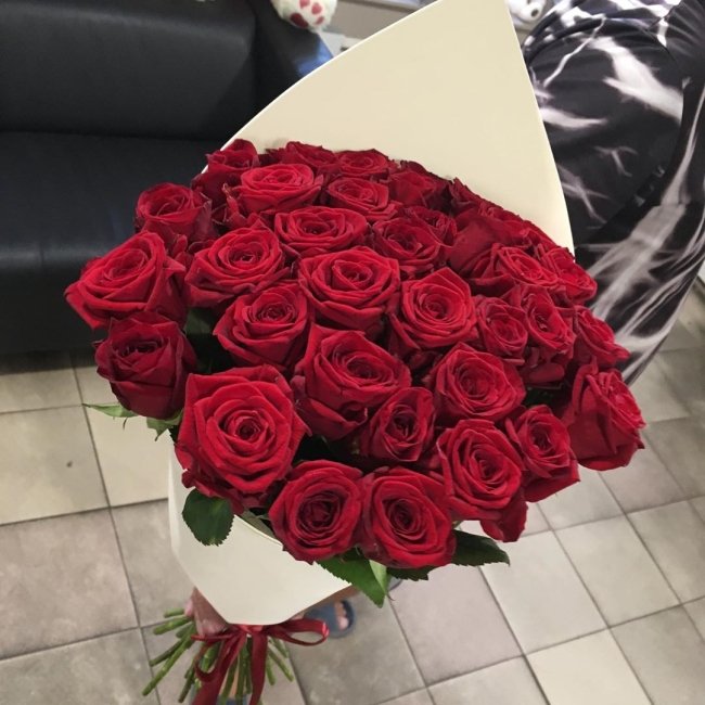 Роза Ред Наоми (красная). Букет из 35 роз. Высота 60 см